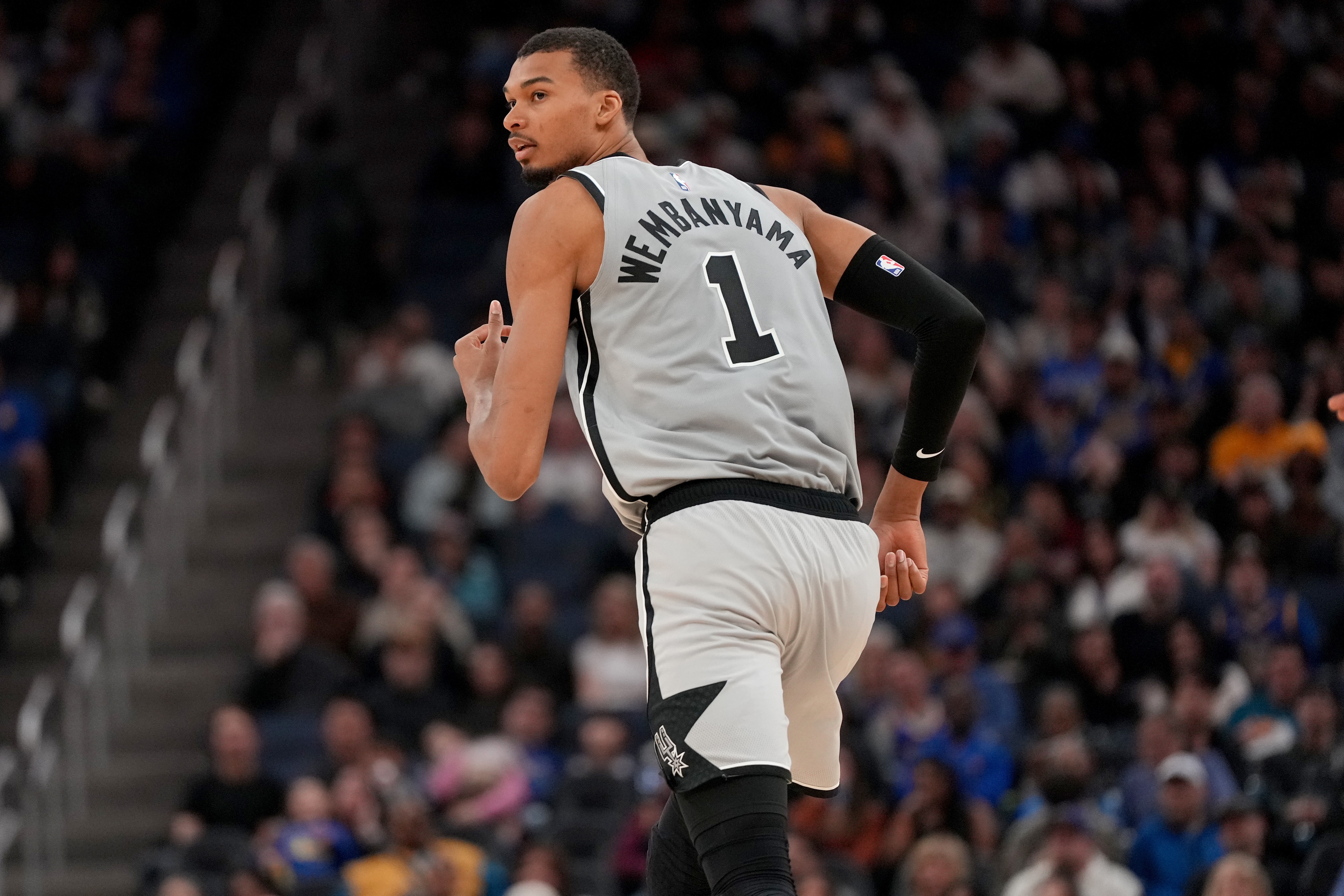 开云官网-米奇:没有文班伤情的最新消息 他能打完上半场是积极信号